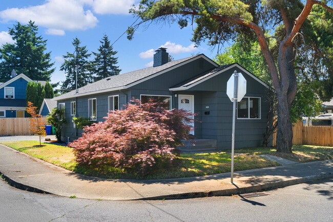 Building Photo - Spacious 4-Bed Home w/ Finished Basement & Fenced Yard – Lents Neighborhood