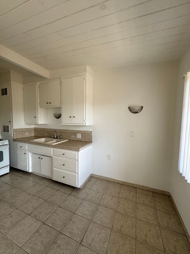 Building Photo - Comfortable 1-Bedroom in Gardena with Park...