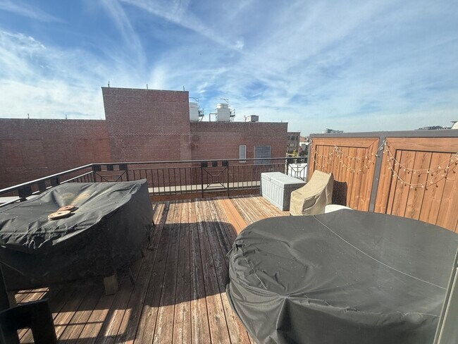 Building Photo - 1330 W Monroe St