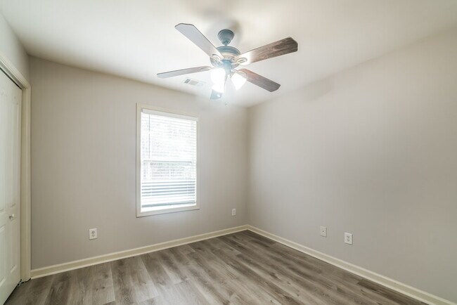 Building Photo - 233 Logan Creek Ln