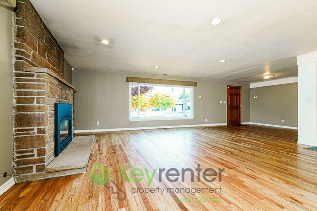 Building Photo - Comfort and Charm in This Bright 2-Bedroom...