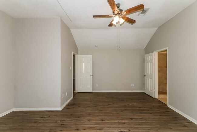 Building Photo - 2203 St James Pl