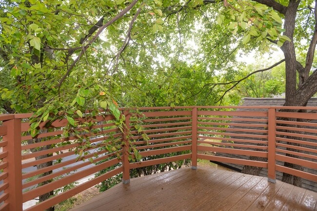 Building Photo - Bouldin Creek Neighborhood - Prime Location - 3/2.5!