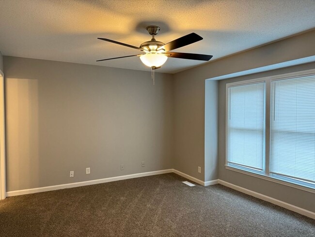 Building Photo - Minutes from Post, shopping, and local parks. 3 bed/2 bth, 1200 sq.ft, fenced backyard!