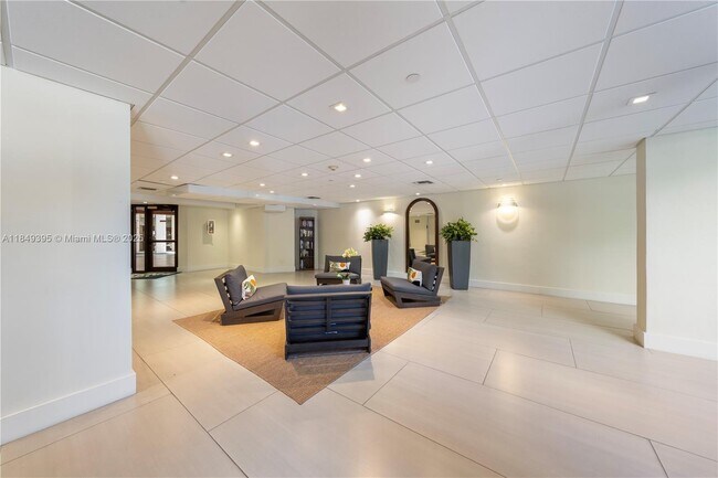 Building Photo - 540 Brickell Key Dr
