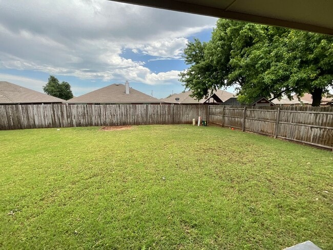 Building Photo - 4 bed, 2 bath, brick, gas stove, dishwashe...