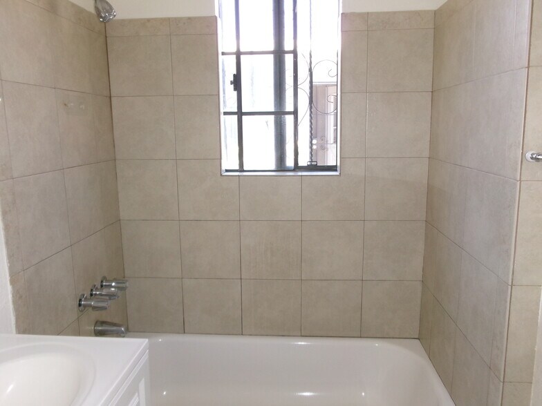 Building Photo - 1209 W 60th Pl