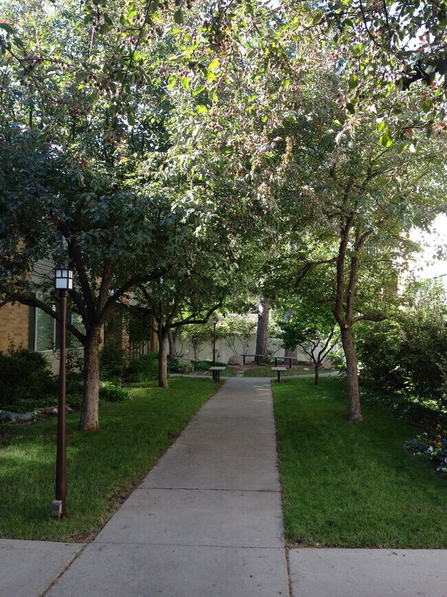 Building Photo - Beautiful 2 Bedroom Apartment with Office in Sugar House!