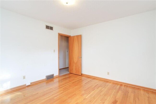 Building Photo - Coming Soon - Charming 3-Bedroom Home with Fenced Yard & Spacious Deck in Kansas City