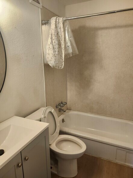 Building Photo - 1136 W Dakota Ave