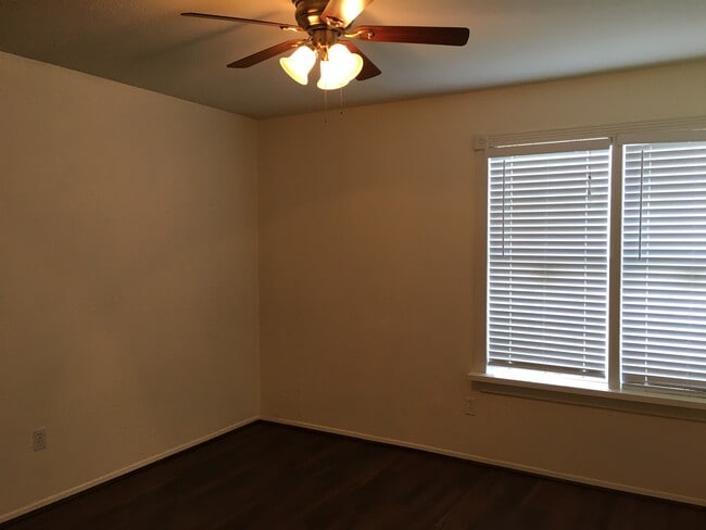 Building Photo - 1413 Glouchester Dr
