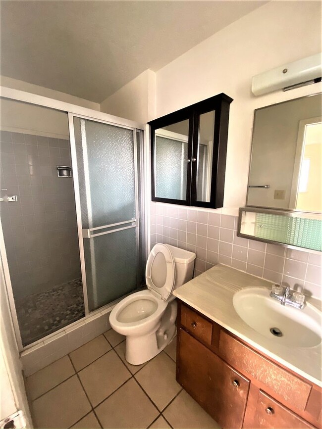 Building Photo - Large 4 Bedroom home with Garage and Enclo...