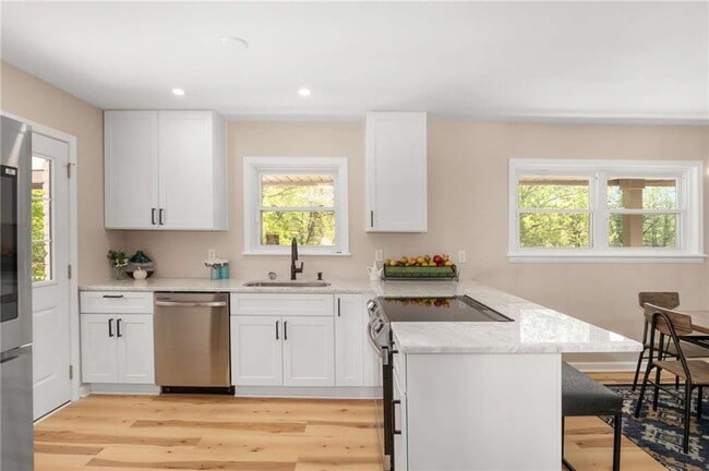 Building Photo - 3646 Rock Springs Dr