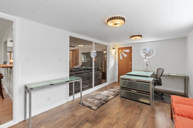 Building Photo - Style Meets Location 3 Bedroom 3 Bathroom Single Family Home - Must See