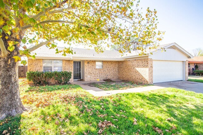 Primary Photo - Charming 3 Bedroom 2 bathroom house!!