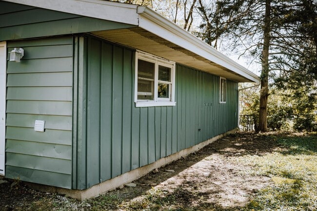 Building Photo - 1506 Crestview Dr