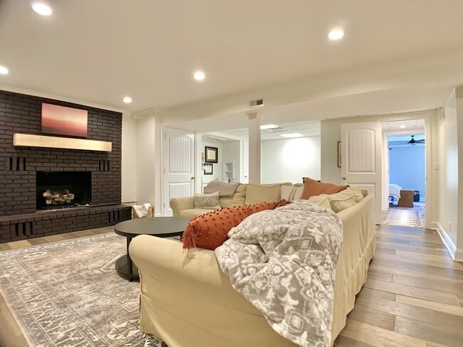 Building Photo - 423 Rivermont Dr