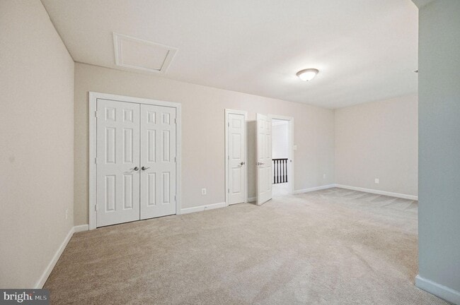Building Photo - 2 English Hills Dr