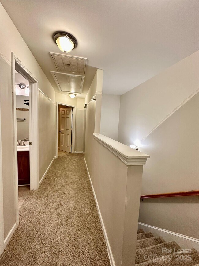 Building Photo - 1913 Thorn Crest Dr