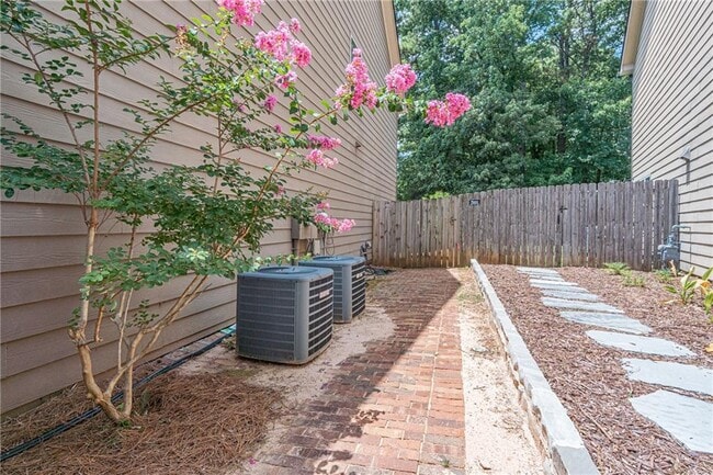 Building Photo - 2668 Lake Manor Circle