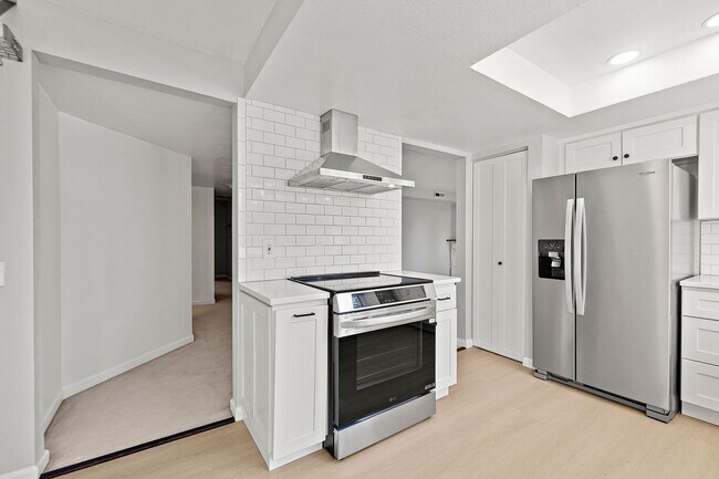 Building Photo - Amazing 2bed/1.5bath Condo Unit with Private Balcony in Meridian Park!
