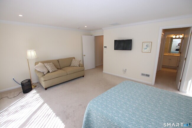 Building Photo - 53 Hollister Way N