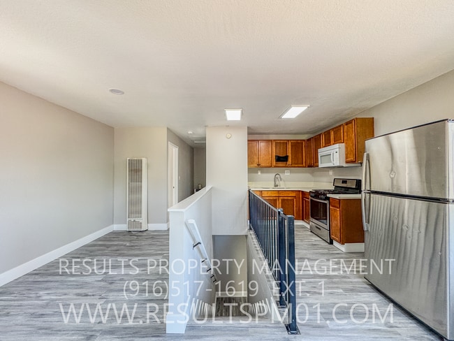 Building Photo - Freshly updated 2 bedroom duplex w garage