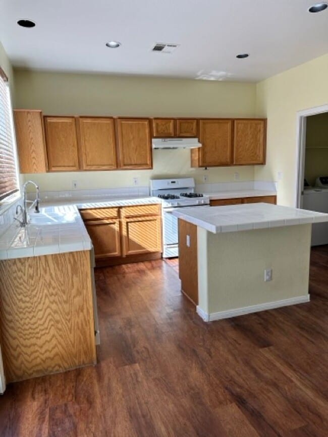 Building Photo - Downstairs Bed and Bath!