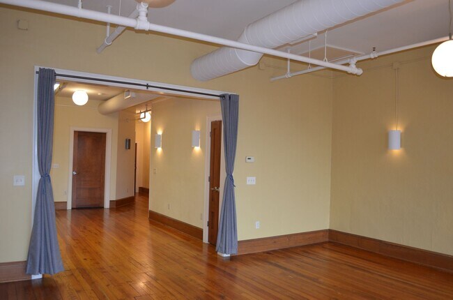 Building Photo - 919 A Aly