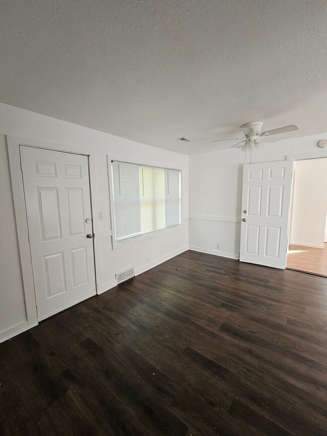 Building Photo - 4 bedroom 2 bath, must see inside!