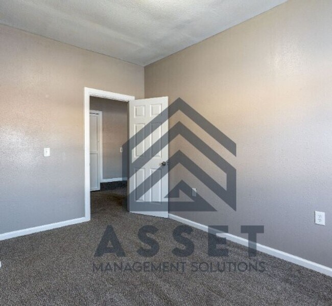 Building Photo - Spacious 5-Bedroom Home Near Tinker AFB and Local Parks