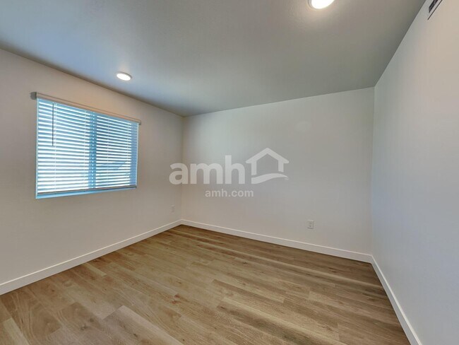 Building Photo - 12523 W Flynn Ln