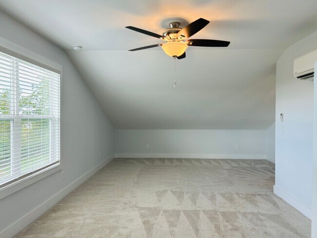 Building Photo - Stunning 4 bedroom 2.5 bath near Downtown Newnan! Must see!