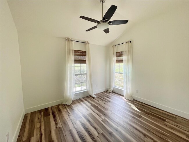 Building Photo - 104 Cowal Dr S