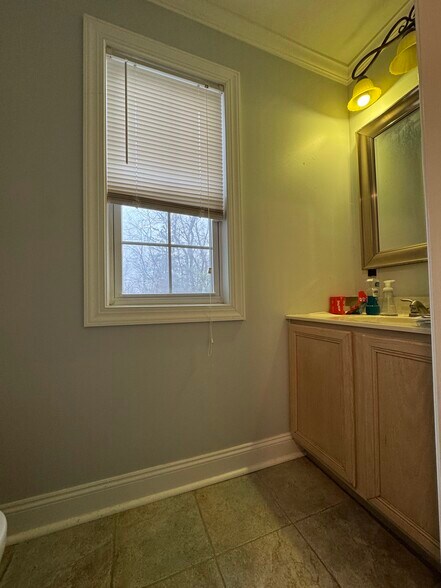 Building Photo - 700 Evergreen Ct