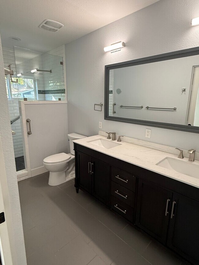 Building Photo - PLEASE TEXT FOR A PRIVATE SHOWING 334-513-7595