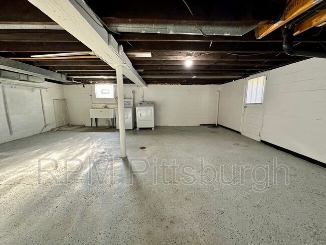 Building Photo - 208 Bridge St