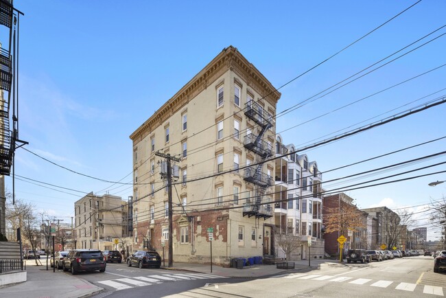 Building Photo - 235 Monroe St