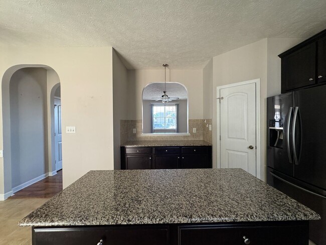 Building Photo - Beautiful 5 Bed 2.5 Bath Home with Main Level Primary Bedroom