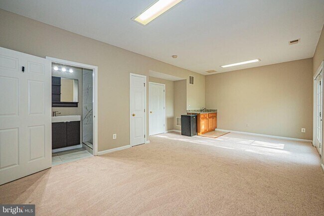 Building Photo - 22619 Upperville Heights Square