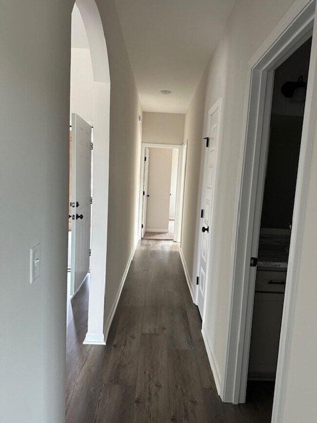 Building Photo - FOR RENT