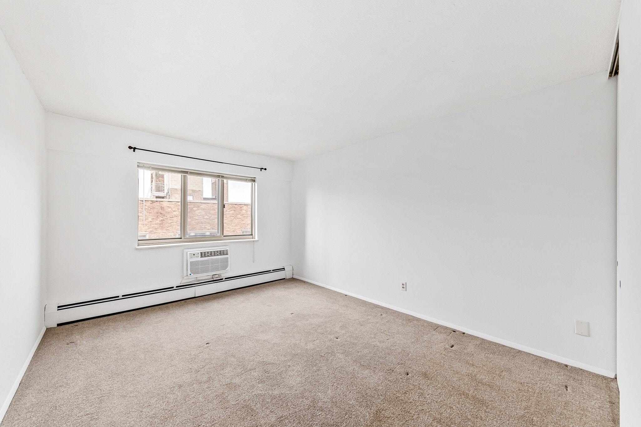 Building Photo - 1919 N Summit Ave