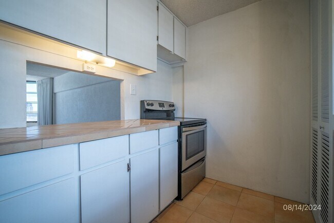 Building Photo - $2300  1 bd 2 ba 1 pkg -1447 Kewalo #705