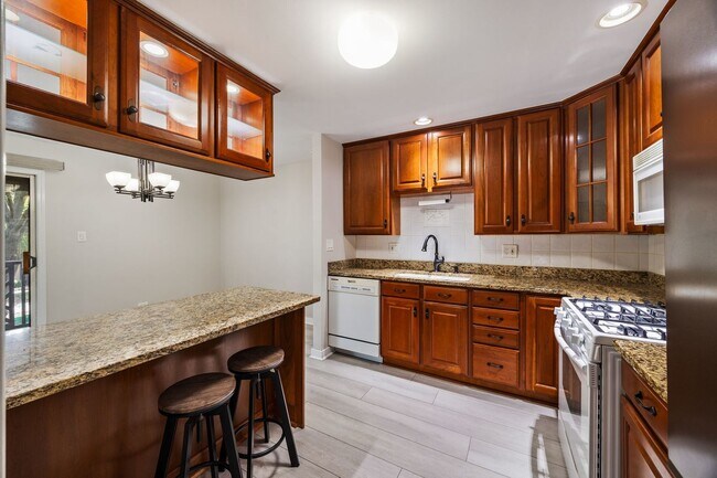 Building Photo - 890 Sheldon Ct
