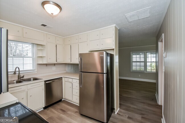 Building Photo - 8467 Fairview Dr