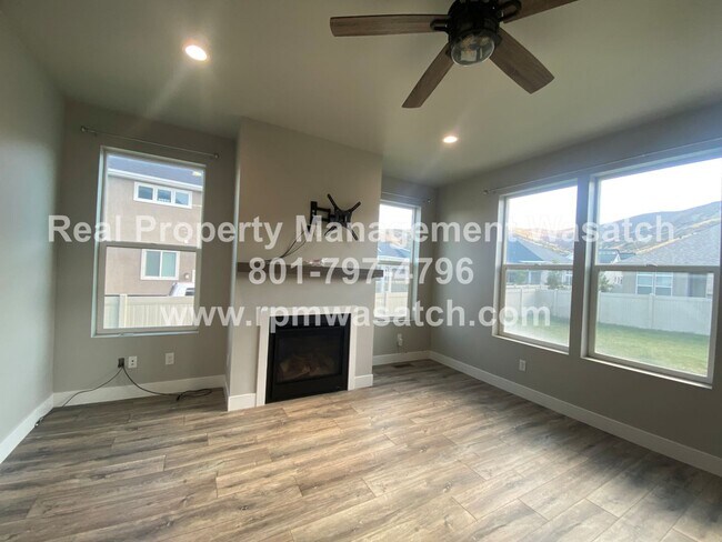 Building Photo - Rent This Beautiful 3 Bedroom 2.5 Bathroom...