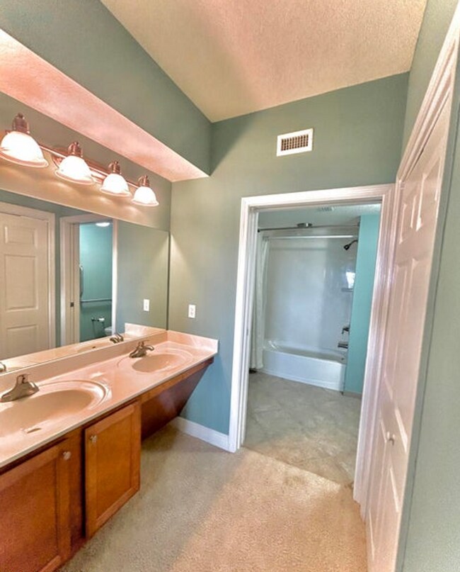 Building Photo - 2400 Grandiflora Blvd