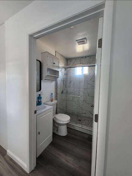 Building Photo - 1531 W 71st St