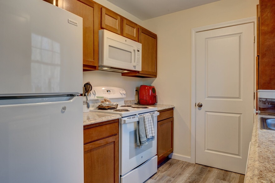 Building Photo - 15 Hillyndale Rd