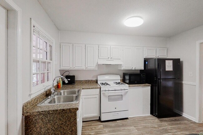 Building Photo - The Castile | Morrow Home living made easy—just a 3-minute drive to Mt Zion Blvd & E Meyer Dr tra...